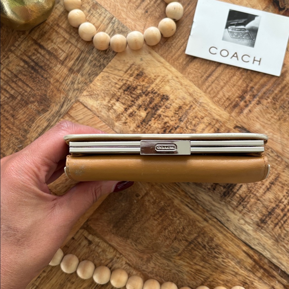 🪈💛COACH Piped Polished Large Framed Wallet💛🪈 - Picture 2 of 11